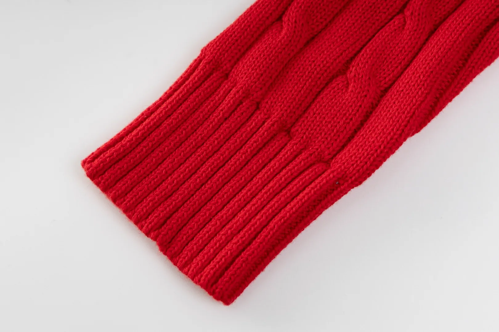 P210 #R90 RALPH LAUREN Thirteen colors of Ralph Lauren classic small label embroidery V-neck pullover cable cardigan sweater women's top, high-density LOGO embroidery on the chest, original customization of tag accessories. Made of pure cotton yarn, pure cotton is skin-friendly and comfortable, small label war horse embroidered twist button V-neck sweater🐎High quality, follow the blogger to learn how to wear it! Let’s buy a Ralph Lauren cable sweater. It’s a super hard-to-find series after it became popular. It’s hard to find one on the official website. It’s simple and practical to wear, with a lazy and loose feel. The thickened fabric has more texture, feels soft and delicate, and has a loose fit. Whether worn alone or layered, you can wear different styles of fashion with just one piece!   Size： Sleeve length: 60/61/62/63